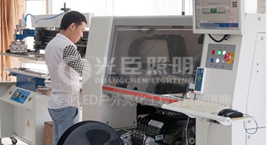 為了產品質量，光臣照明LED護欄管廠家選擇自主貼片