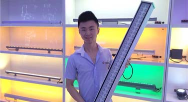 來看光臣男神手上的60W洗墻燈，現正熱銷……