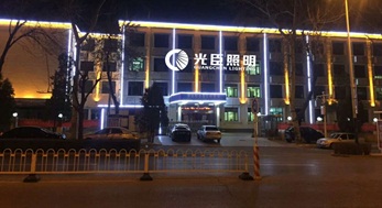 天津市政大樓亮化，采用光臣白光LED線條燈效果滿意